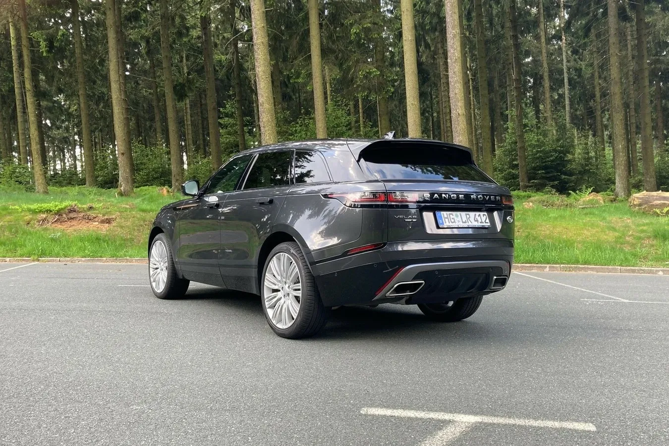 Auch am Heck spielt der Engländer den Dynamiker unter den SUVs.