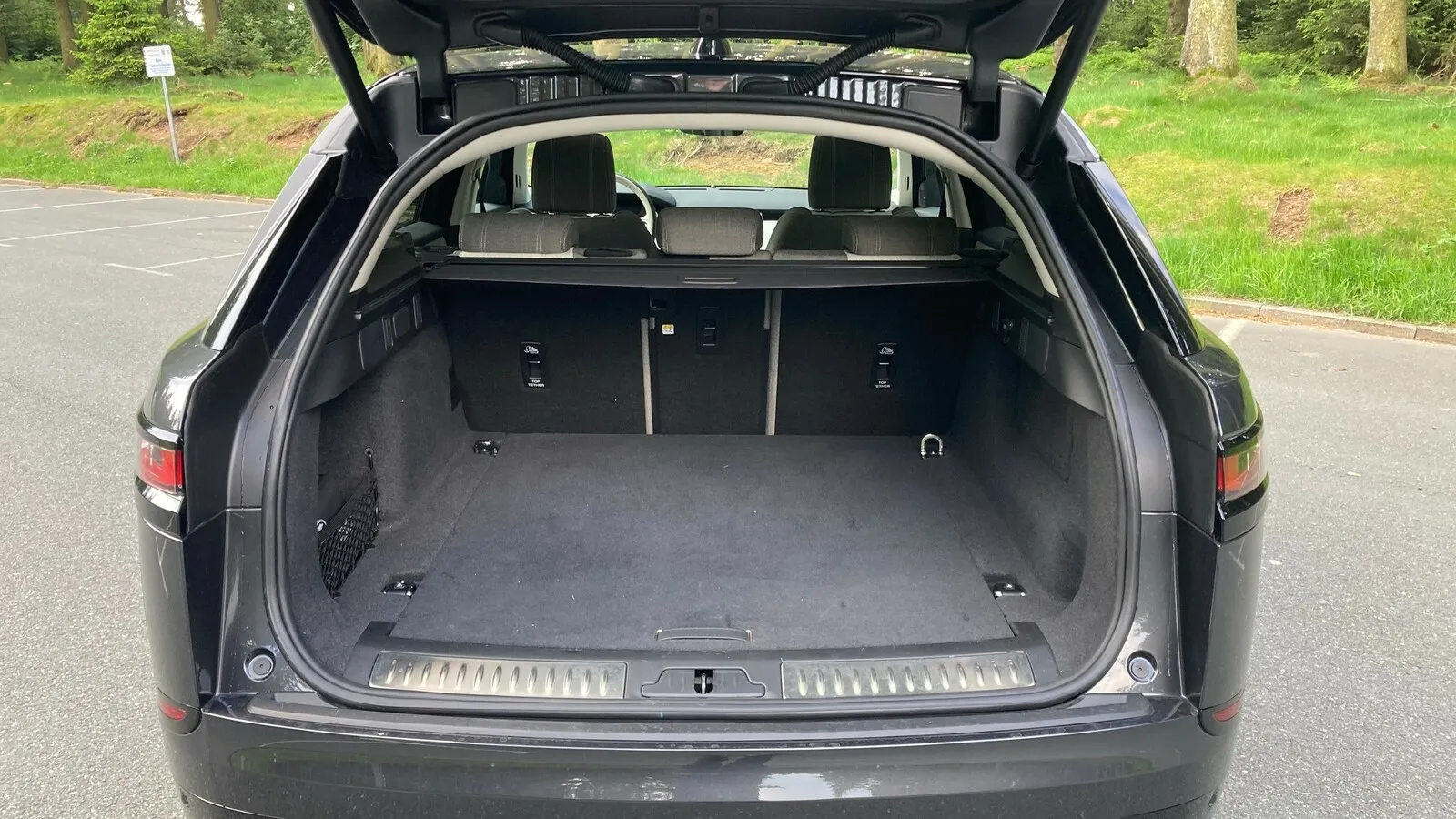 Trotz der Design-Fokussierung schluckt der Velar-Kofferraum im Standardformat je nach Motorisierung maximal 568 Liter Gepäck.