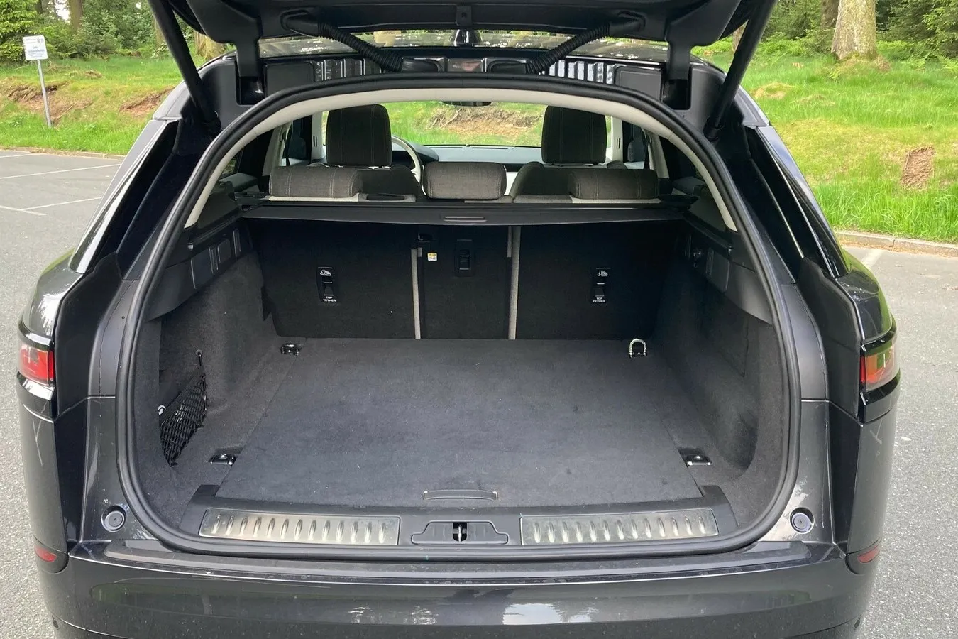 Trotz der Design-Fokussierung schluckt der Velar-Kofferraum im Standardformat je nach Motorisierung maximal 568 Liter Gepäck.