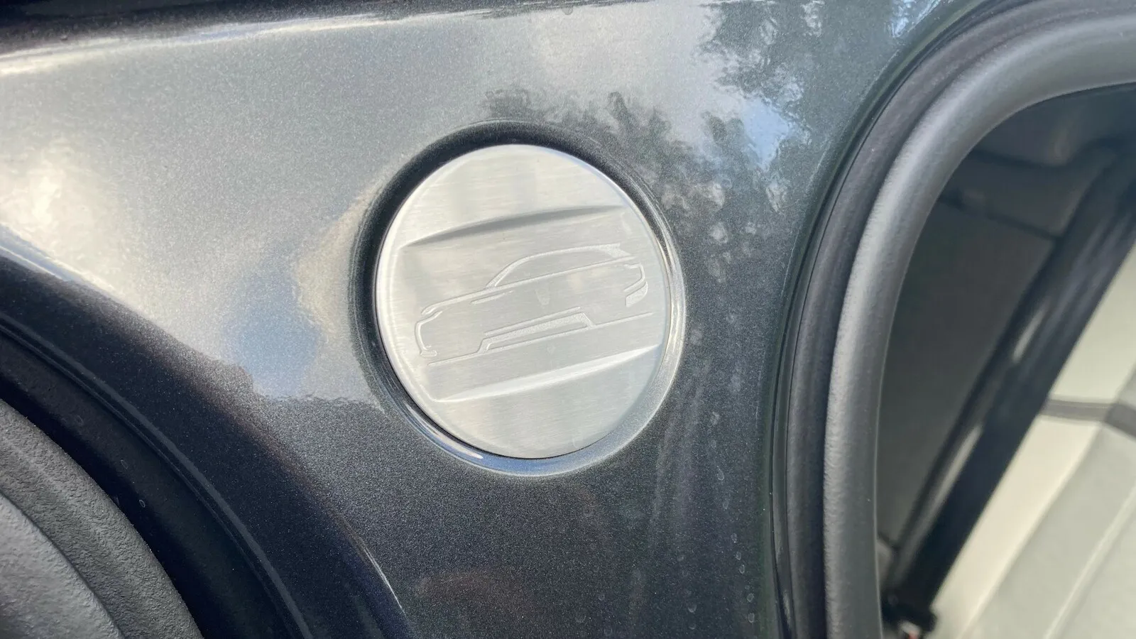 Nettes Gimmick: Velar-Plakette in der B-Säule. Präsentiert sich aber nur bei offenen Türen …