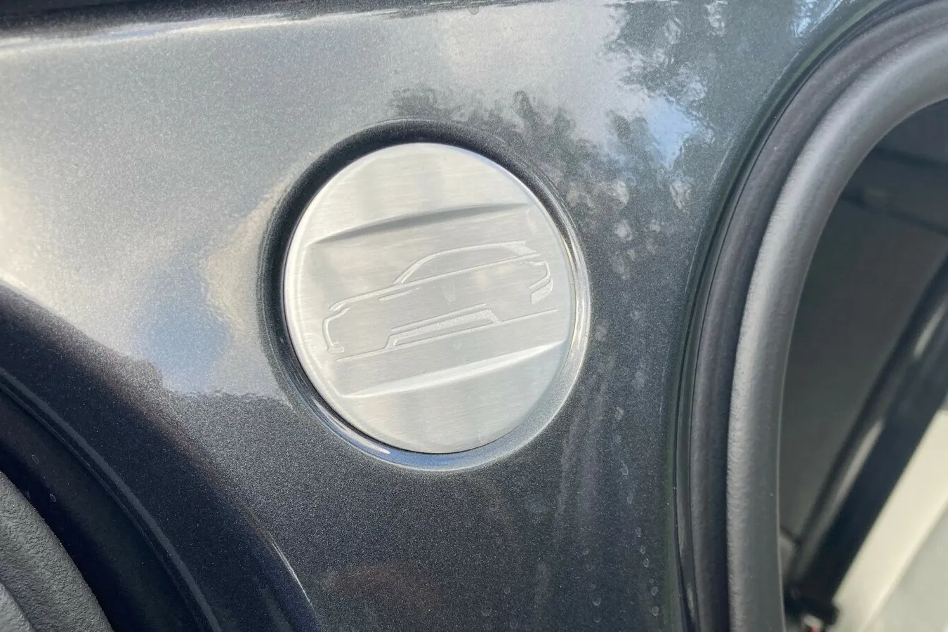 Nettes Gimmick: Velar-Plakette in der B-Säule. Präsentiert sich aber nur bei offenen Türen …