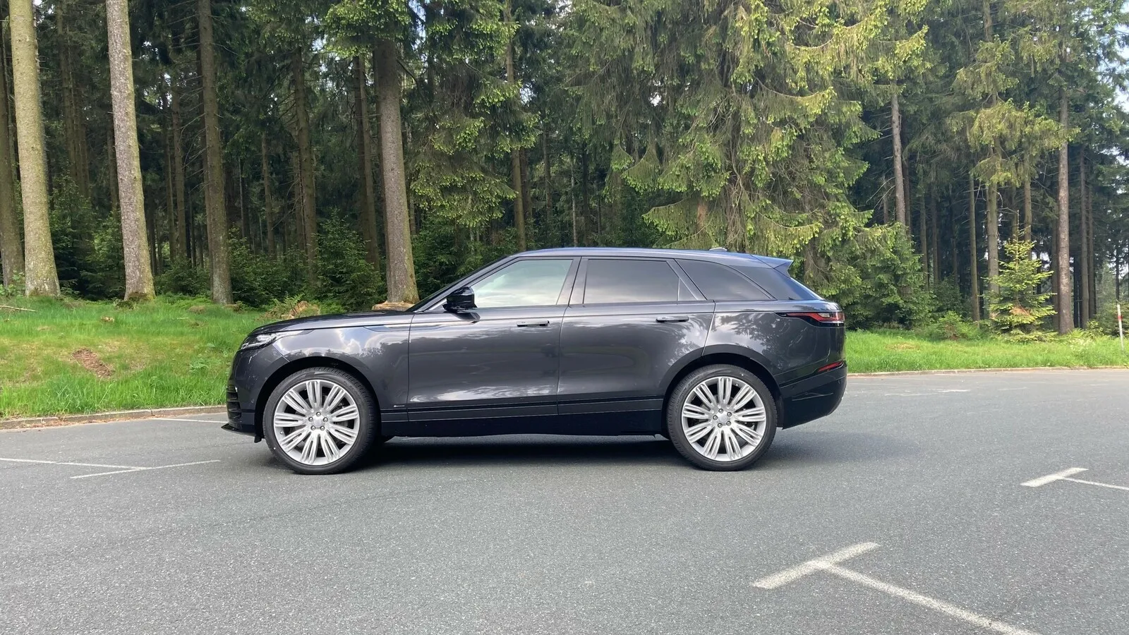 Was bleibt, sind die dynamischen Linien des Range Rover Velar.