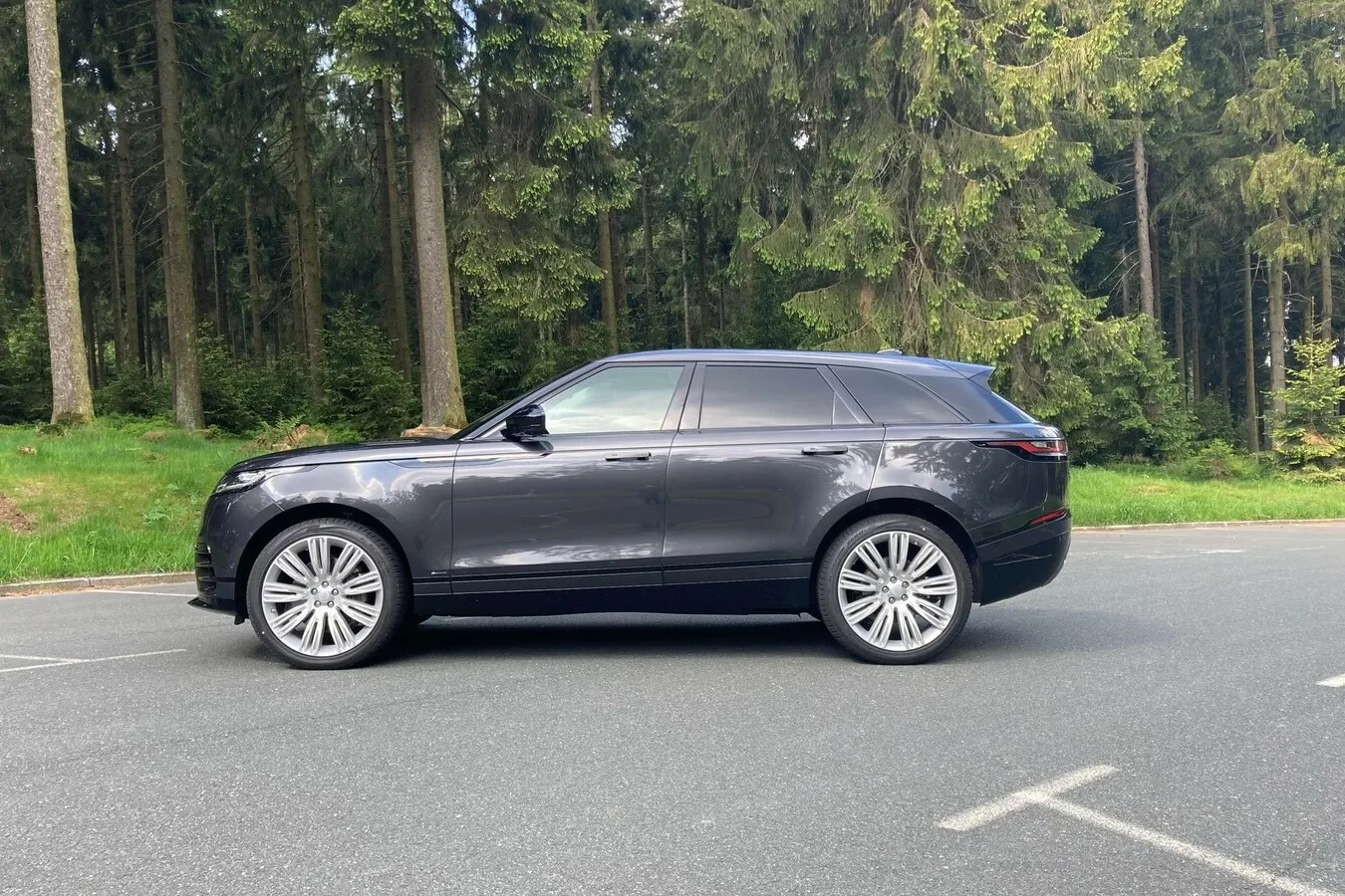 Was bleibt, sind die dynamischen Linien des Range Rover Velar.