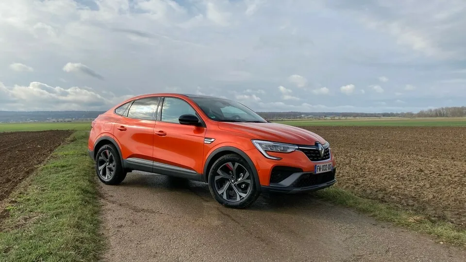 Der Arkana verkörpert das typische aktuelle Renault-Design.