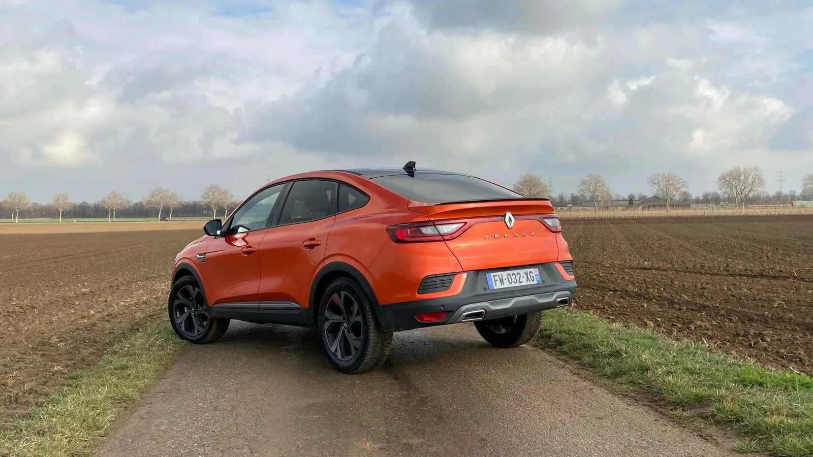 Das (fast) durchgehende Renault-Leuchtenband ziert auch das Arkana-Heck.