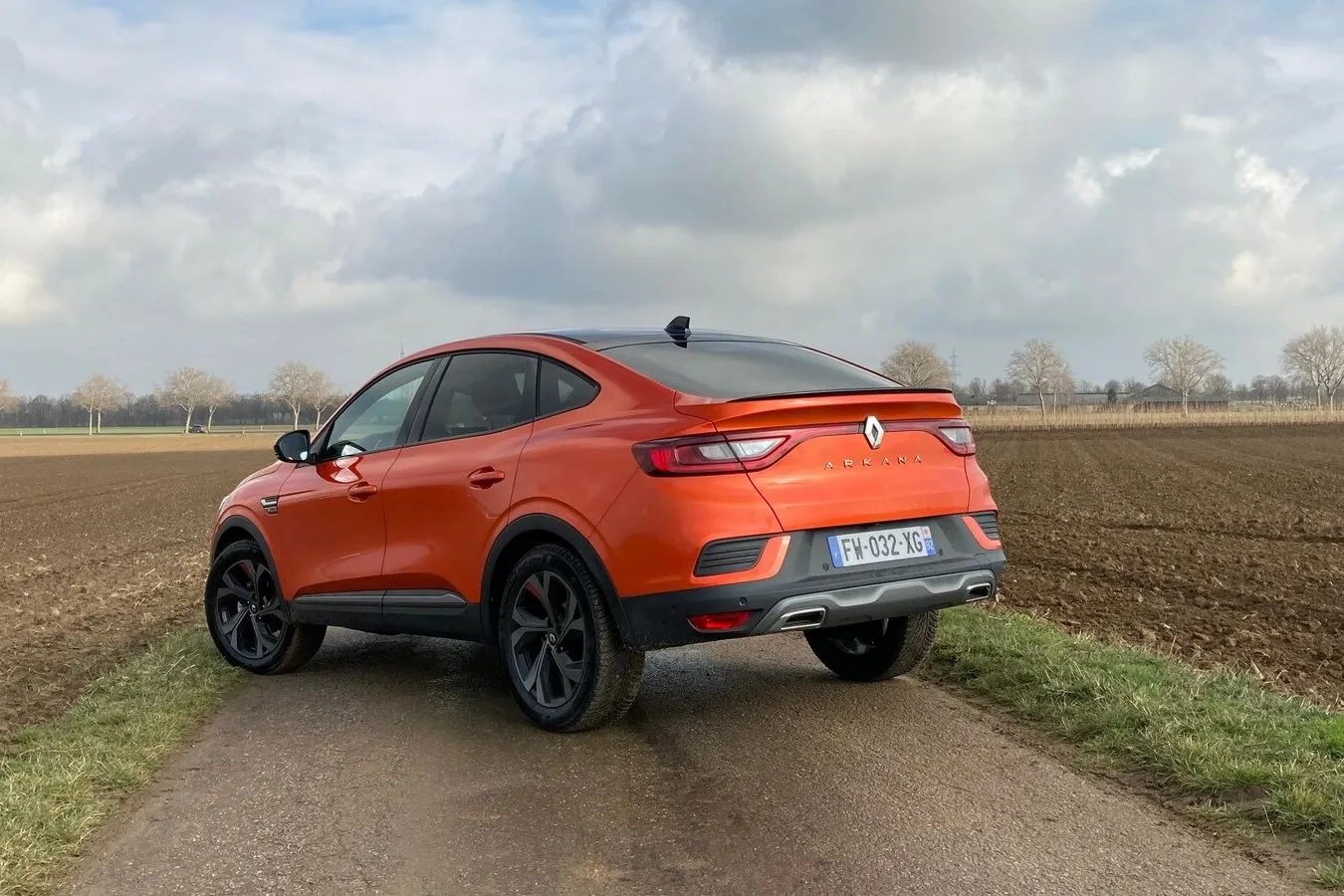 Das (fast) durchgehende Renault-Leuchtenband ziert auch das Arkana-Heck.