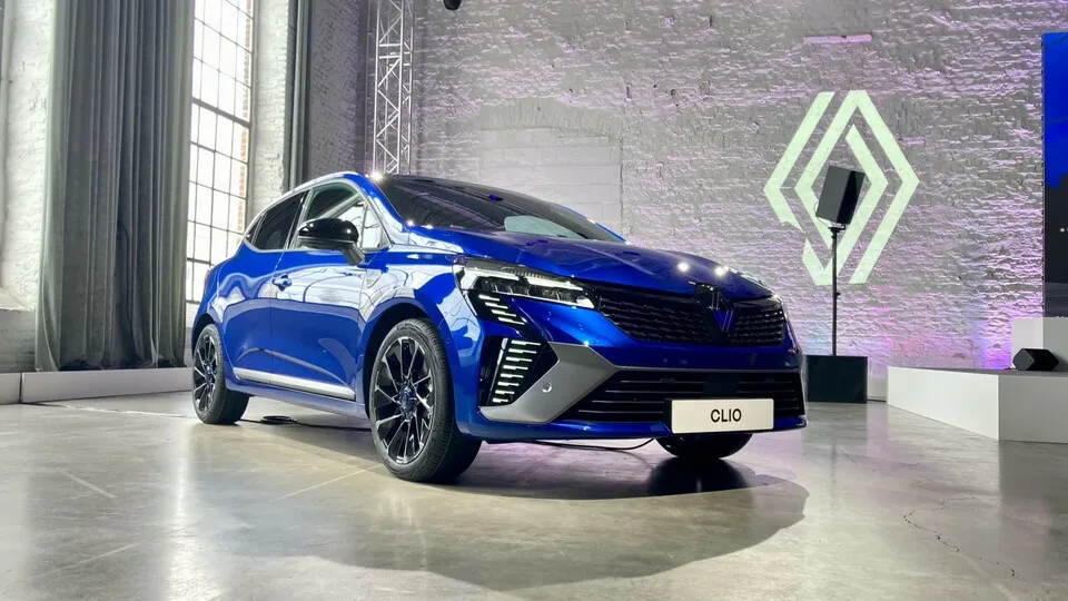 Mehr Kanten für den Clio: Renault liftet sein Bestseller-Modell, digitaler wird der Kleinwagen außerdem.