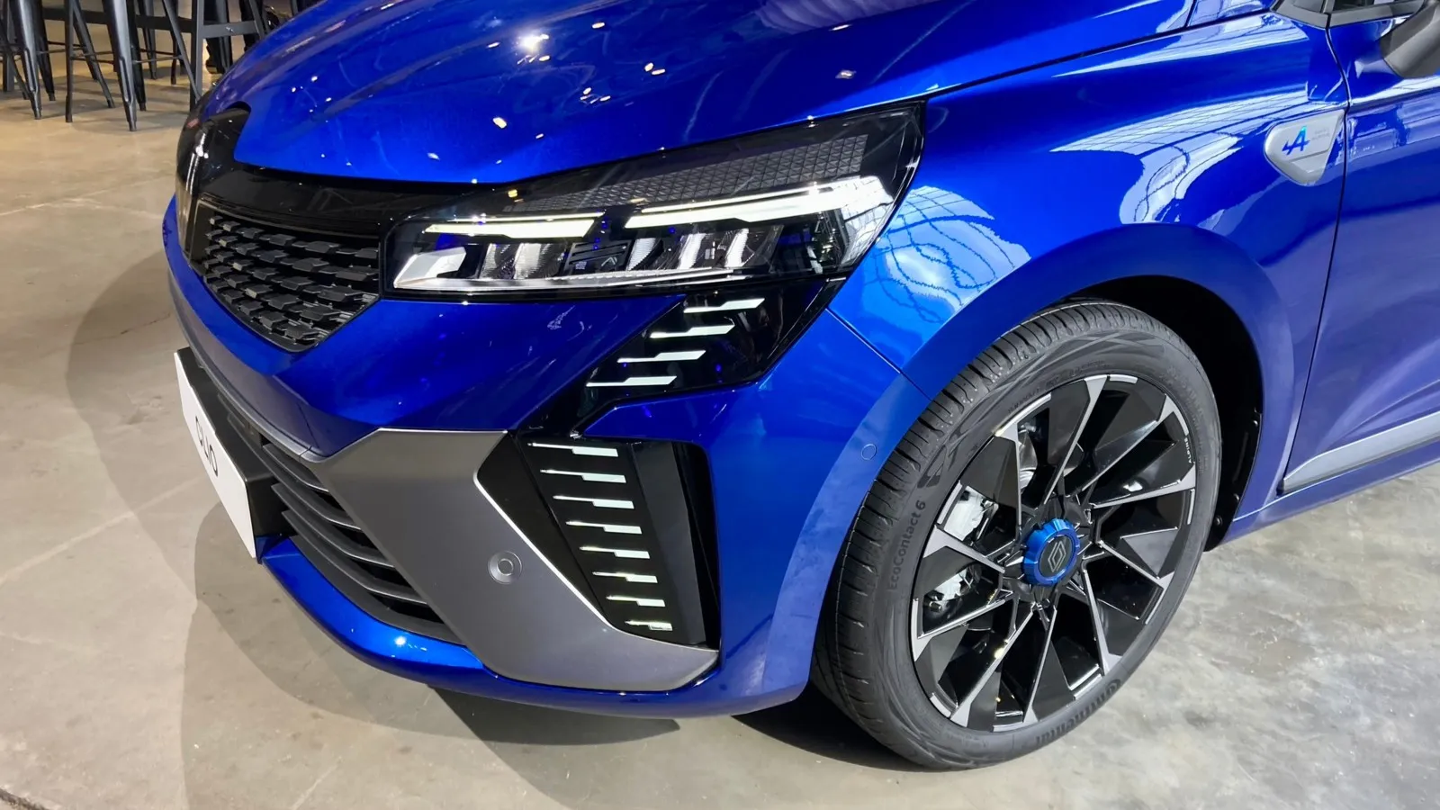 Dafür geht es jetzt an der Front kantiger zu, die Tagfahr-LEDs des Renault Clio haben deutlich an Kontur gewonnen.