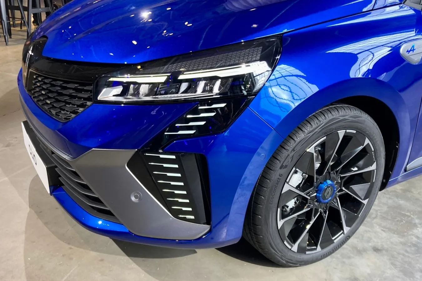 Dafür geht es jetzt an der Front kantiger zu, die Tagfahr-LEDs des Renault Clio haben deutlich an Kontur gewonnen.