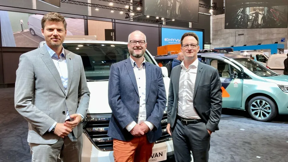 Renault-Deutschland-Vertriebsvorstand Michael Löhe (l.) und der neue Flottenkundenverantwortliche Alexander Albrecht (r.) standen bfp-Chefredakteur Christian Frederik Merten auf der IAA Transportation in Hannover Rede und Antwort..