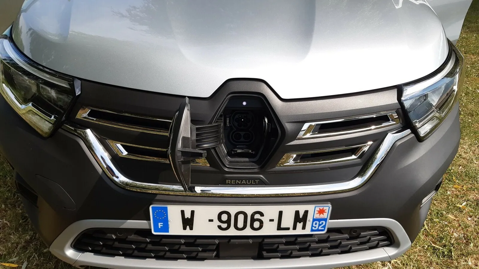 Die Ladebuchse des elektrischen Renault Kangoo ist unter dem Markenemblem mittig in der Fronthaube verborgen.