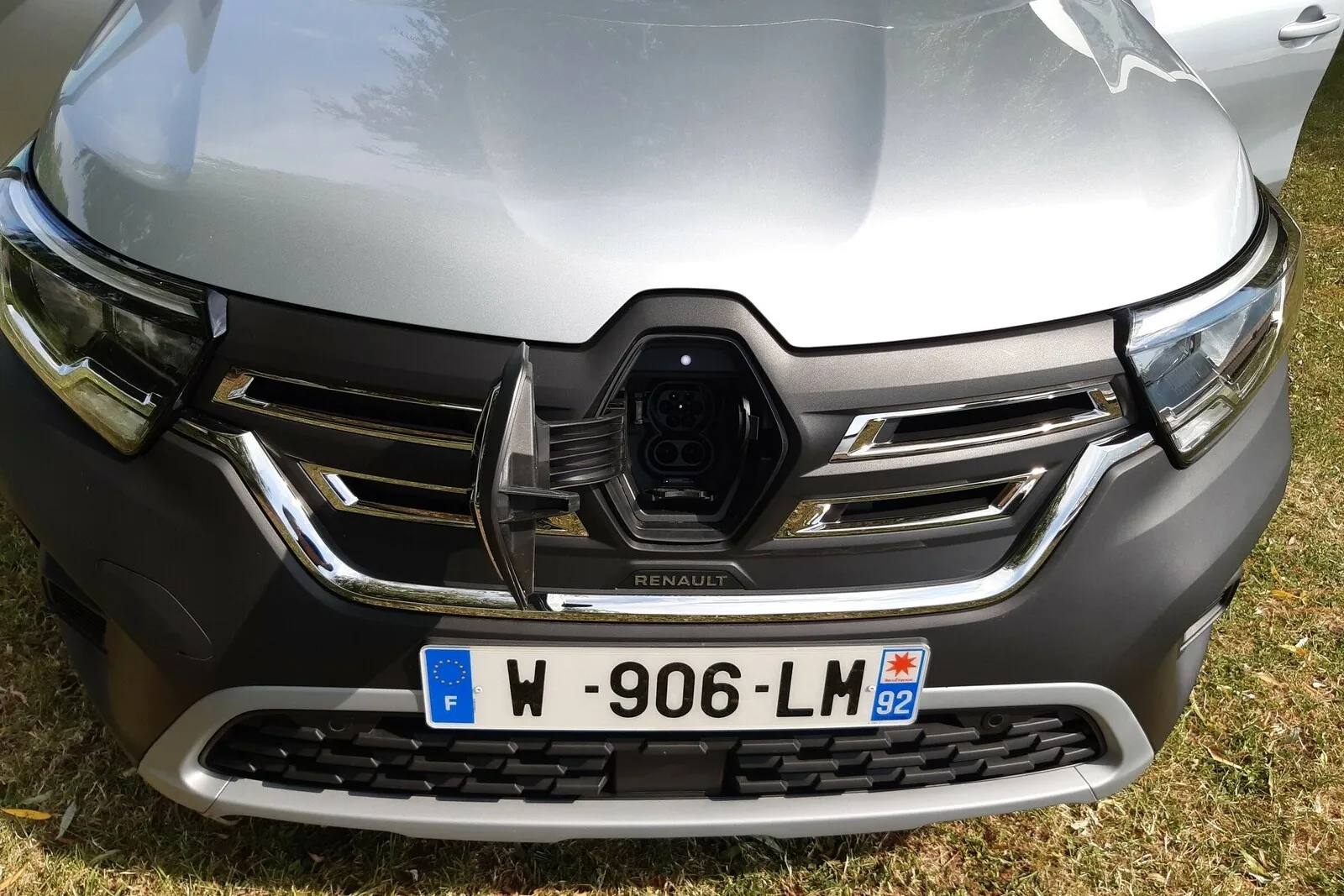 Die Ladebuchse des elektrischen Renault Kangoo ist unter dem Markenemblem mittig in der Fronthaube verborgen.