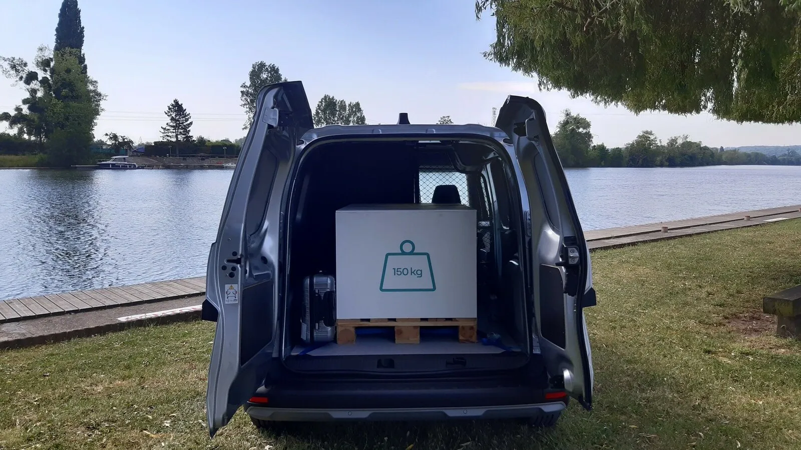 3,3 bis 3,9 Kubikmeter passen in den Kangoo Rapid E-Tech Electric, die Nutzlast beträgt 476 bis 526 Kilogramm.