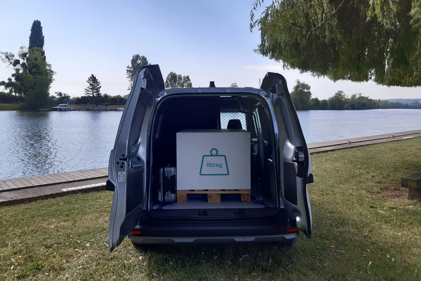 3,3 bis 3,9 Kubikmeter passen in den Kangoo Rapid E-Tech Electric, die Nutzlast beträgt 476 bis 526 Kilogramm.