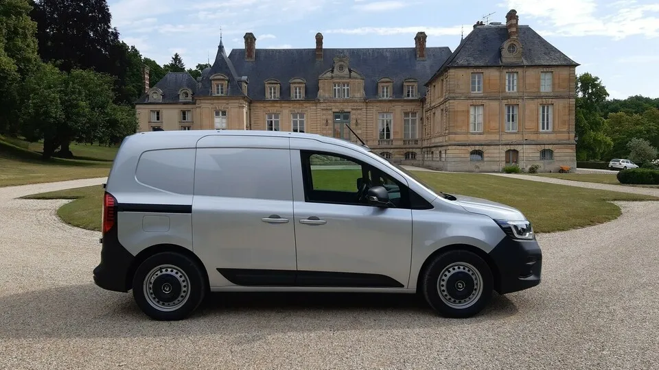 Die zweite Generation des elektrischen Renault Kangoo legt in der Länge um 200 auf 4.486 mm und in der Breite um 90 auf 1.919 mm zu.