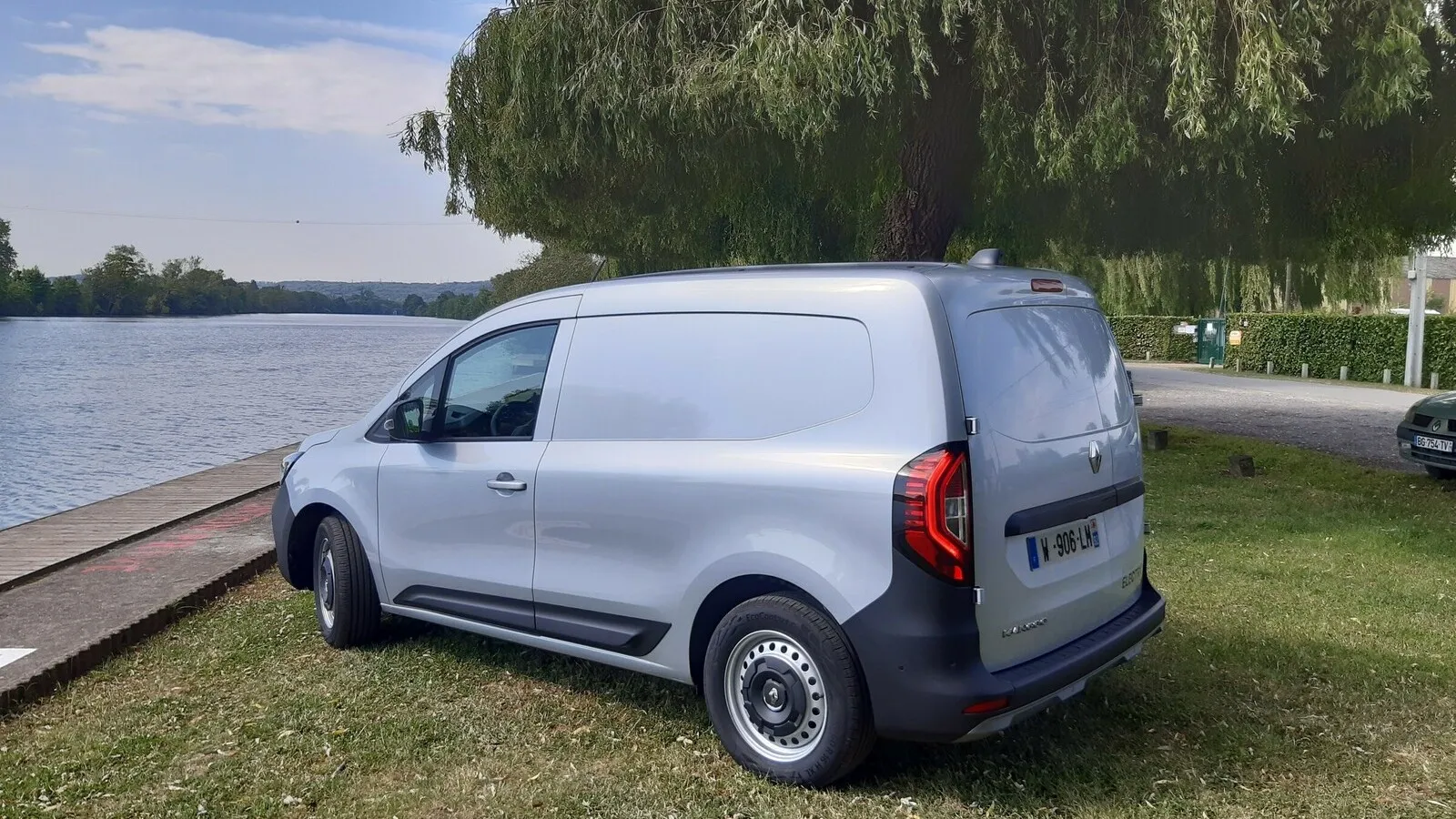 Der elektrische Renault Kangoo kann mit einer oder zwei seitlichen Schiebetüren geordert werden.
