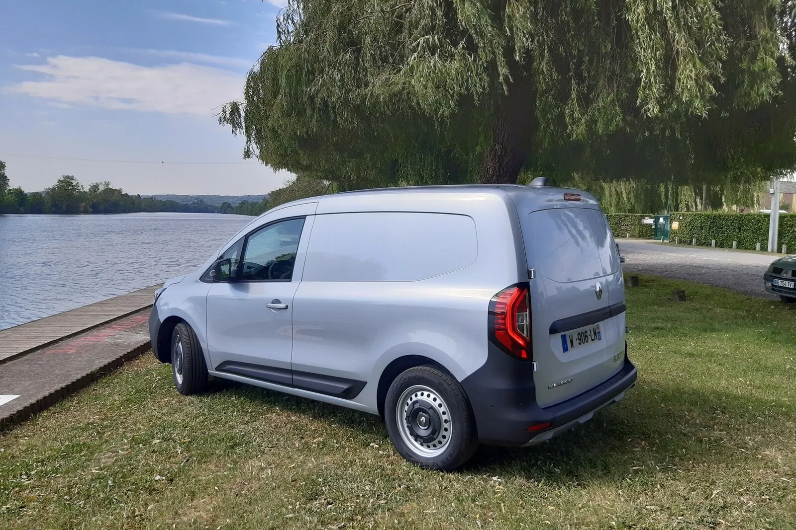 Der elektrische Renault Kangoo kann mit einer oder zwei seitlichen Schiebetüren geordert werden.