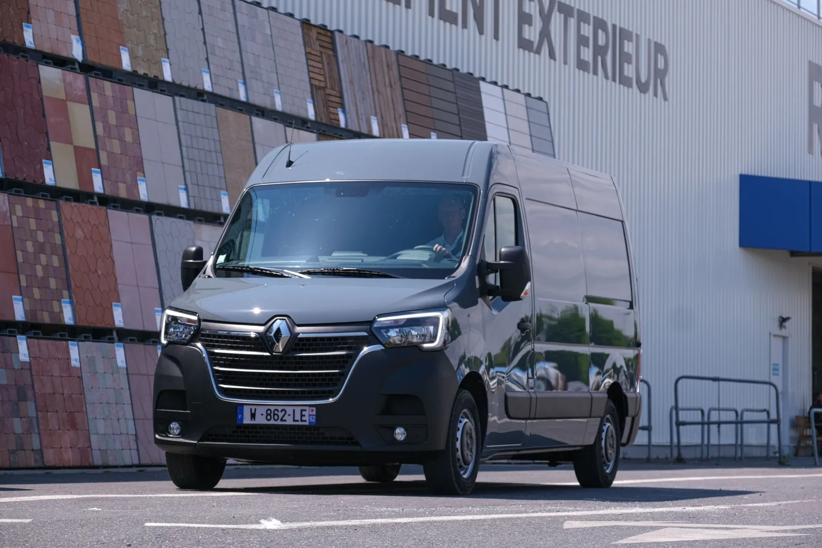 Renault Master E-Tech L2 52 kWh: Mit Gesamtwartungskosten von unter 1.300 Euro schiebt sich der große Elektro-Kastenwagen aus Frankreich weit nach oben in unser Ranking.