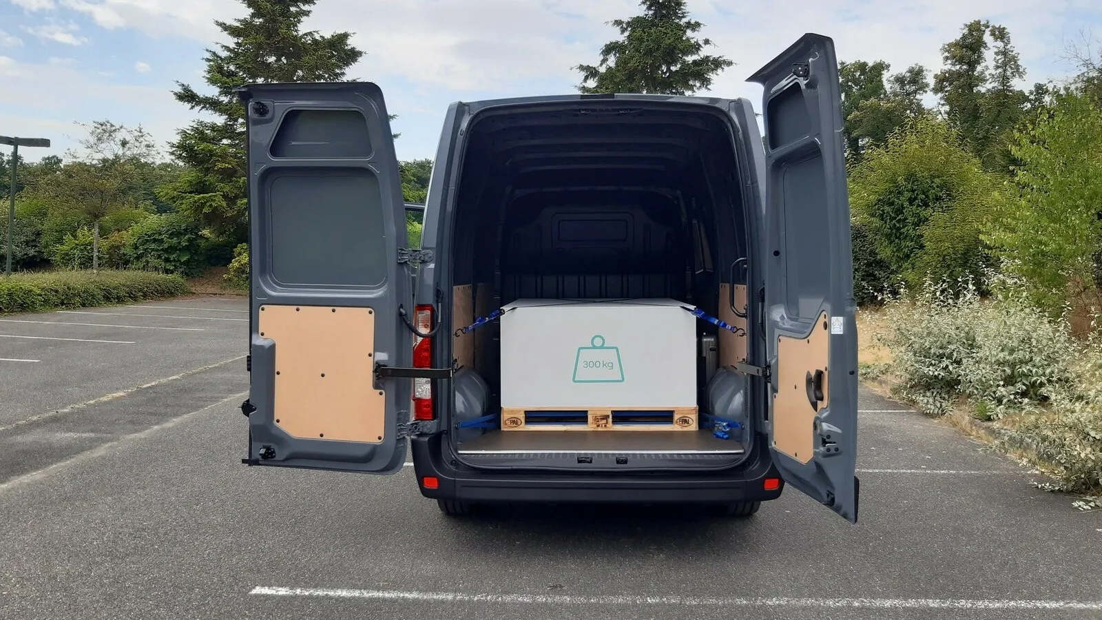 Die Doppelflügeltüren am Heck des Renault Master öffnen serienmäßig 180 Grad, optional 270 Grad weit.