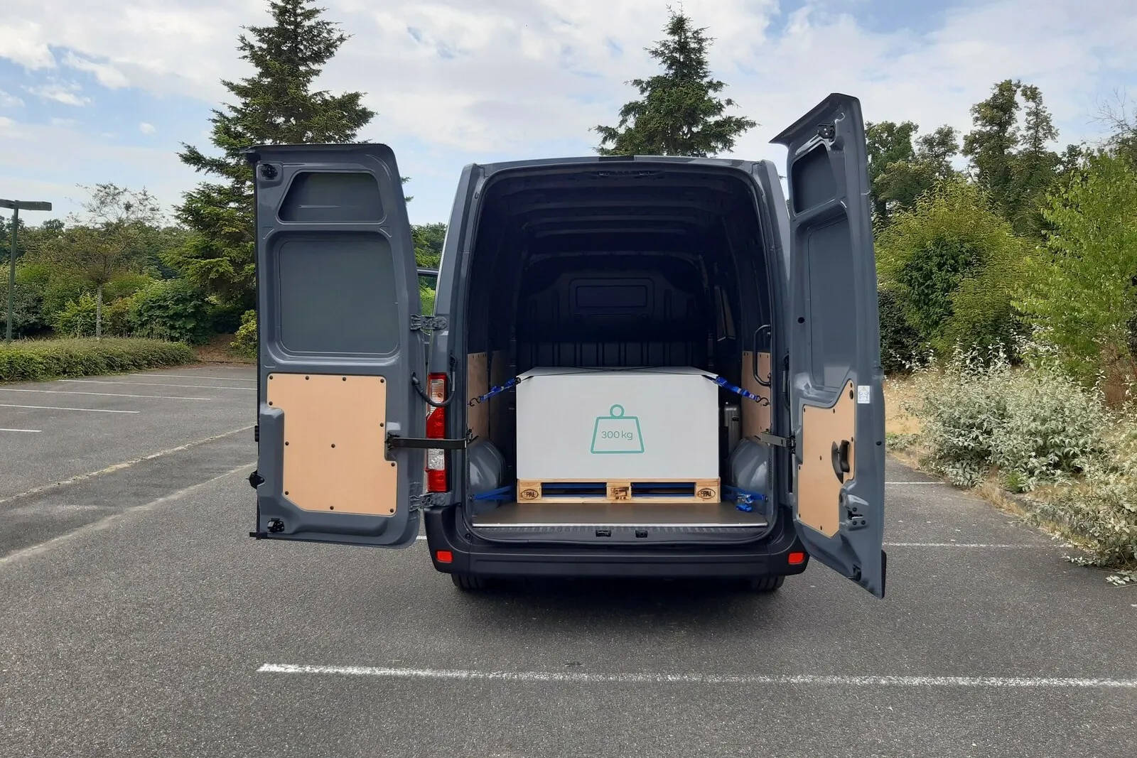 Die Doppelflügeltüren am Heck des Renault Master öffnen serienmäßig 180 Grad, optional 270 Grad weit.