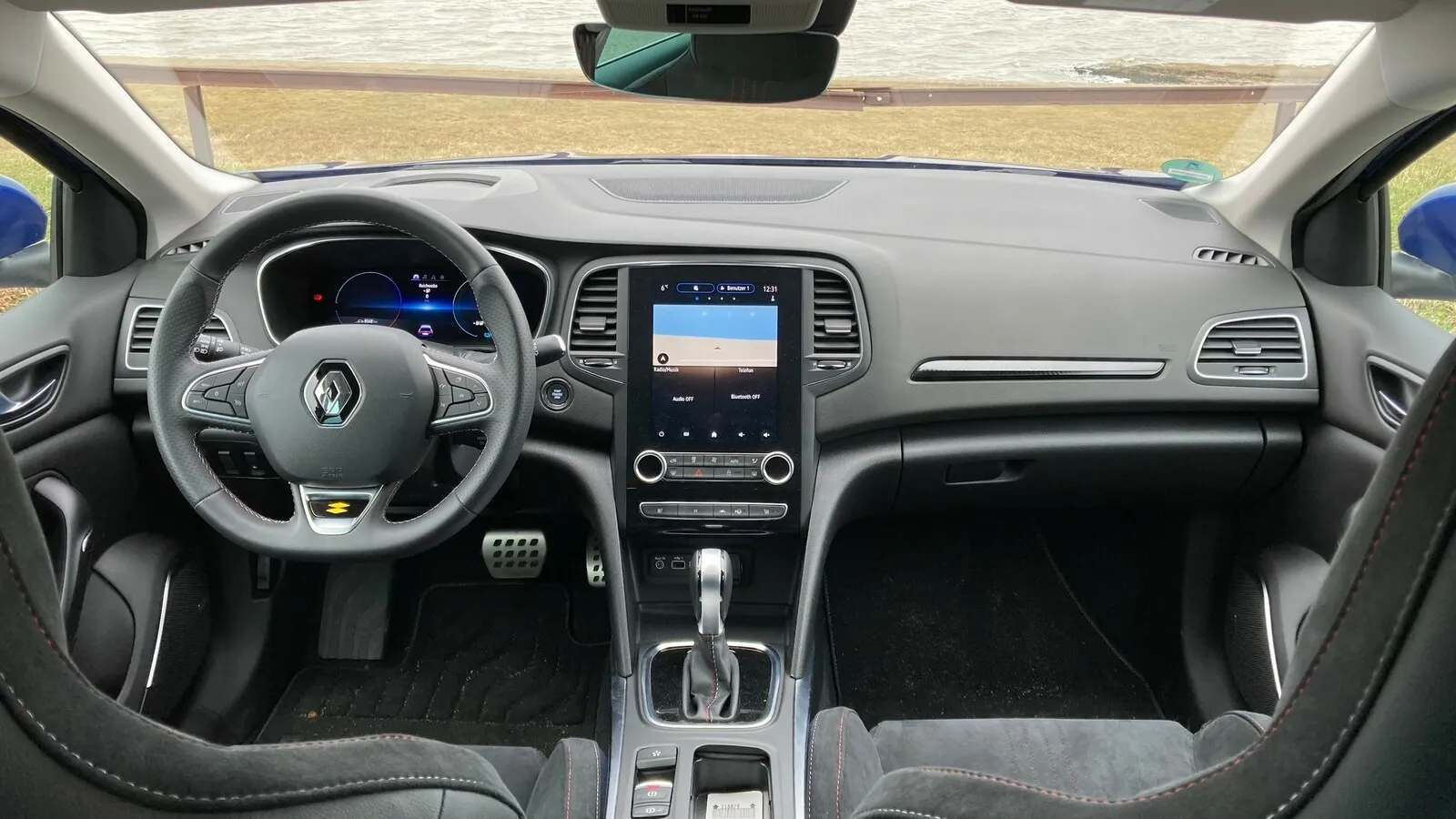 Cockpit mit größtem verfügbaren Touchscreen. Der 9,3-Zoll-Monitor ist gut ablesbar, die Menüstruktur erschließt sich aber nicht sofort.