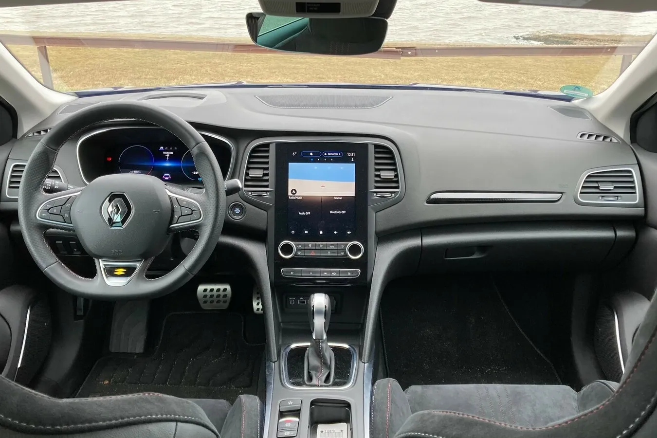 Cockpit mit größtem verfügbaren Touchscreen. Der 9,3-Zoll-Monitor ist gut ablesbar, die Menüstruktur erschließt sich aber nicht sofort.