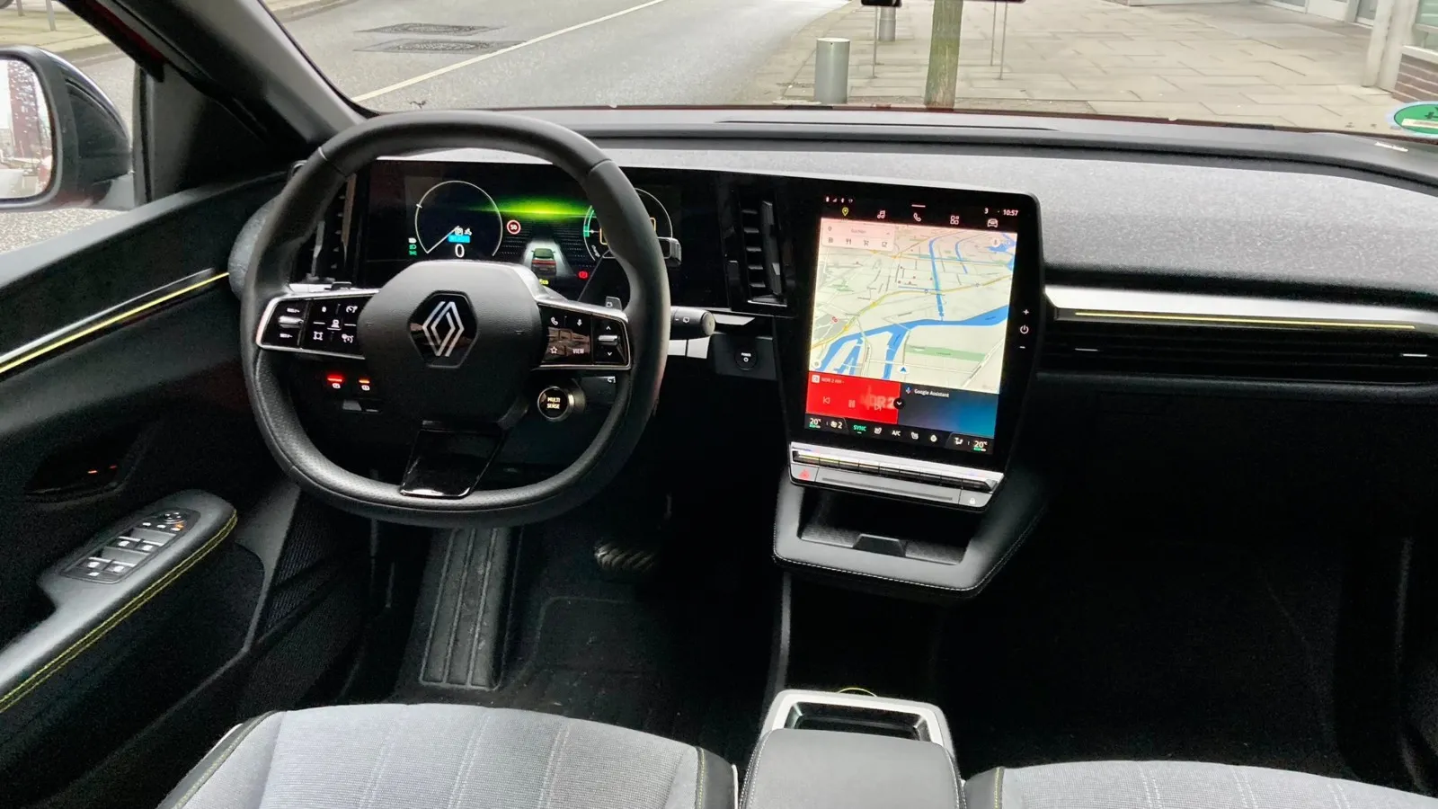 Modernes Cockpit mit tollem Google-Infotainment. 12-Zoll-Digitalinstrumente sind immer Serie, das 12-Zoll-Touchscreen ab Evolution ER.