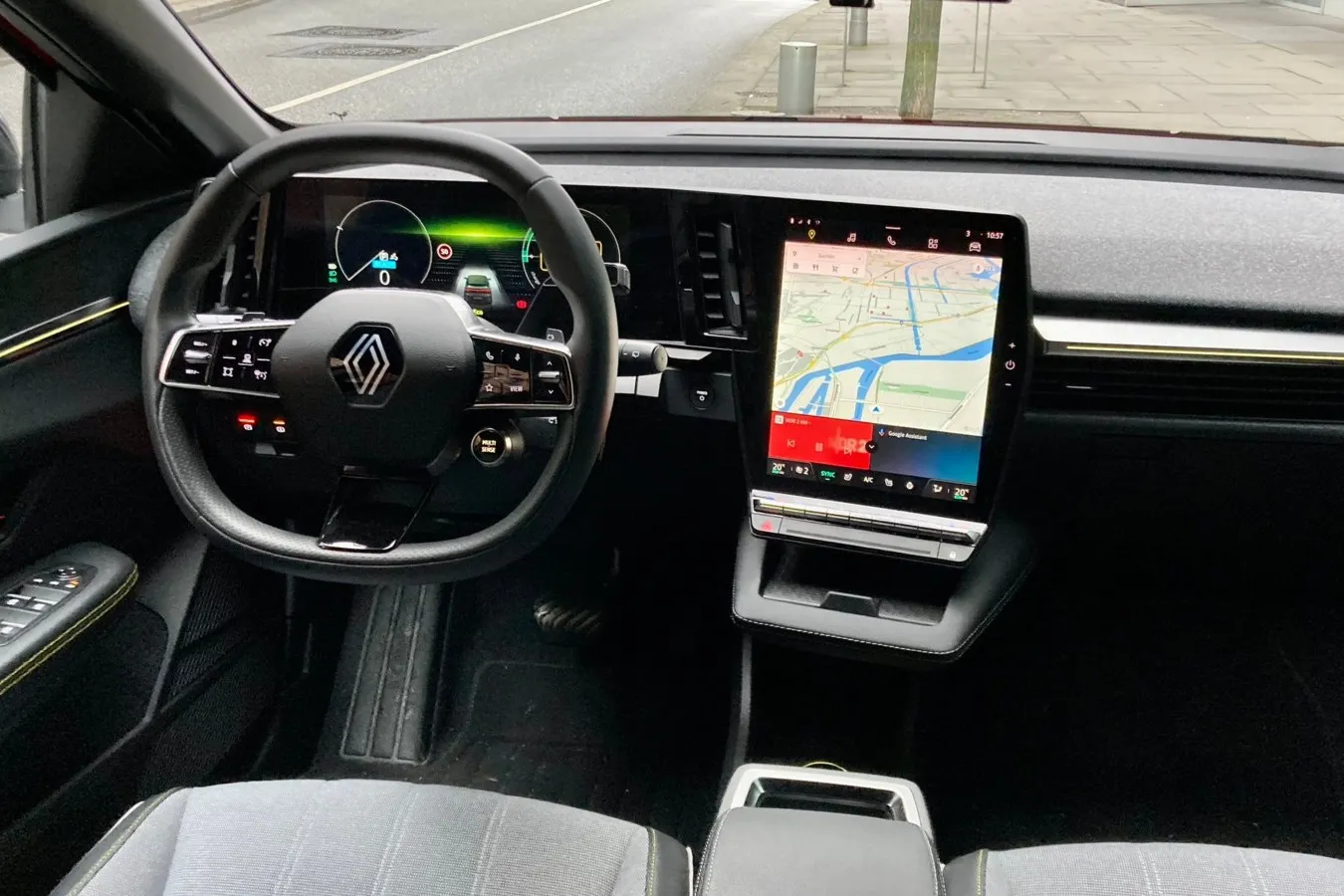 Modernes Cockpit mit tollem Google-Infotainment. 12-Zoll-Digitalinstrumente sind immer Serie, das 12-Zoll-Touchscreen ab Evolution ER.
