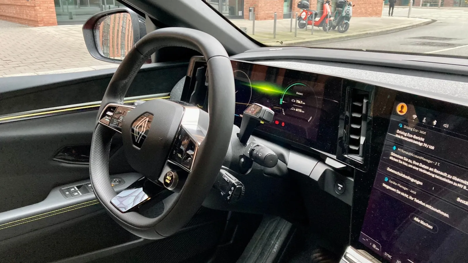 Weil Renault am Lenkstock-Satelliten für die Audiobedienung festhält und dort auch Automatik- und Wischerhebel platziert sind, wird es etwas eng an der Megane-Lenksäule.