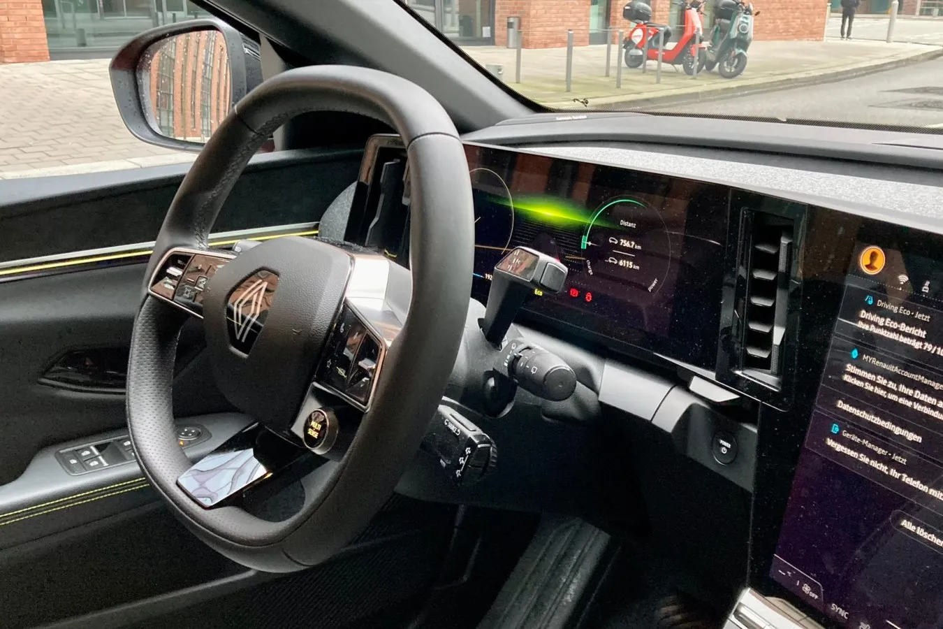 Weil Renault am Lenkstock-Satelliten für die Audiobedienung festhält und dort auch Automatik- und Wischerhebel platziert sind, wird es etwas eng an der Megane-Lenksäule.