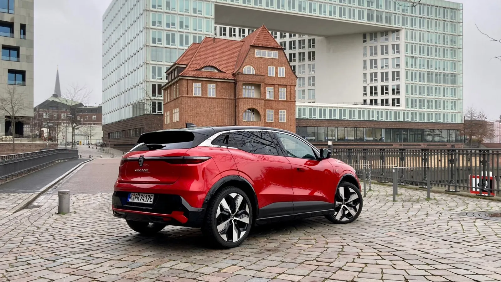 Auch am Heck zeigt der Megane E-Tech Electric Familien-Design, so zum Beispiel das durchgehende Leuchtenband.