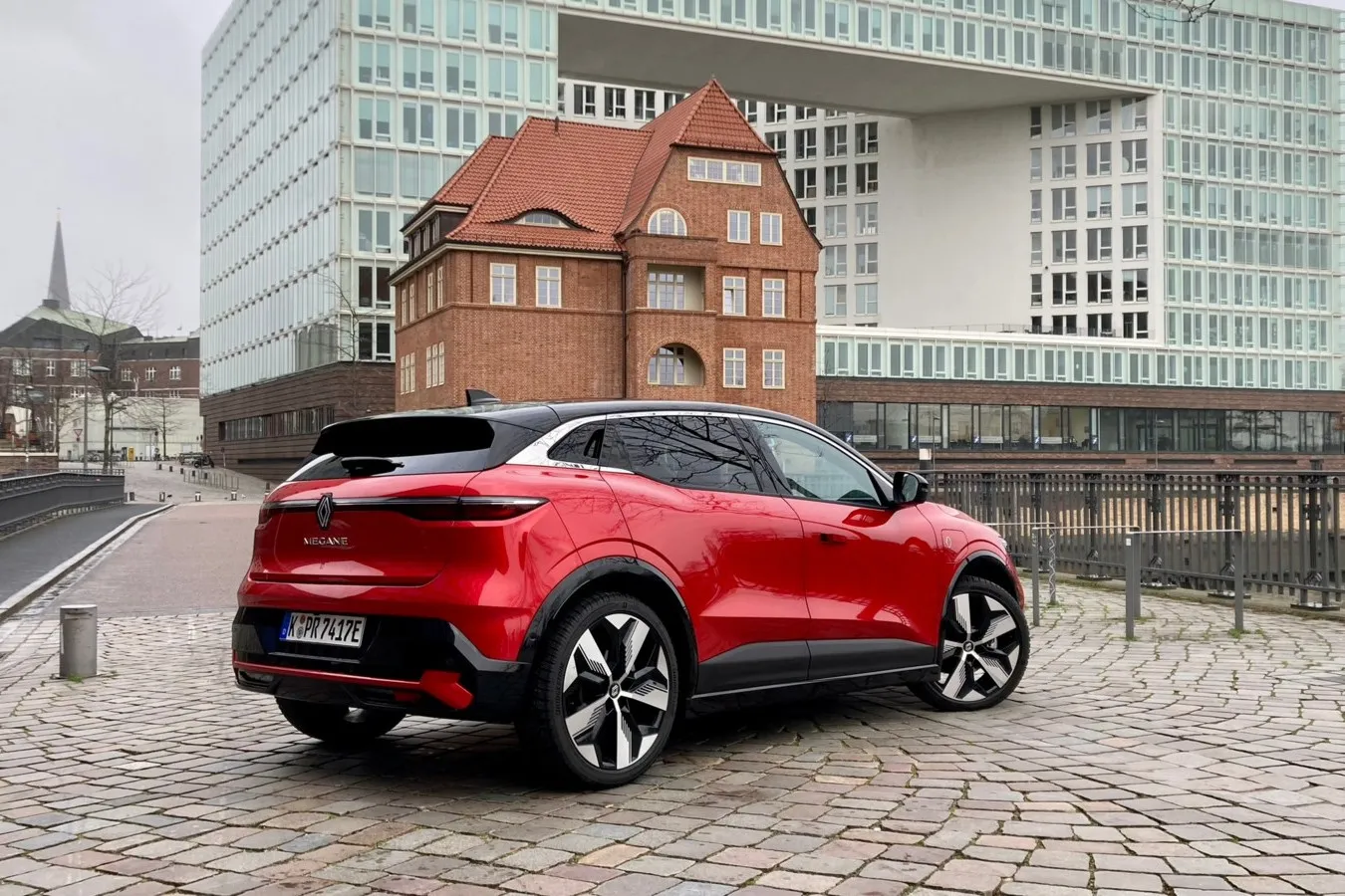 Auch am Heck zeigt der Megane E-Tech Electric Familien-Design, so zum Beispiel das durchgehende Leuchtenband.