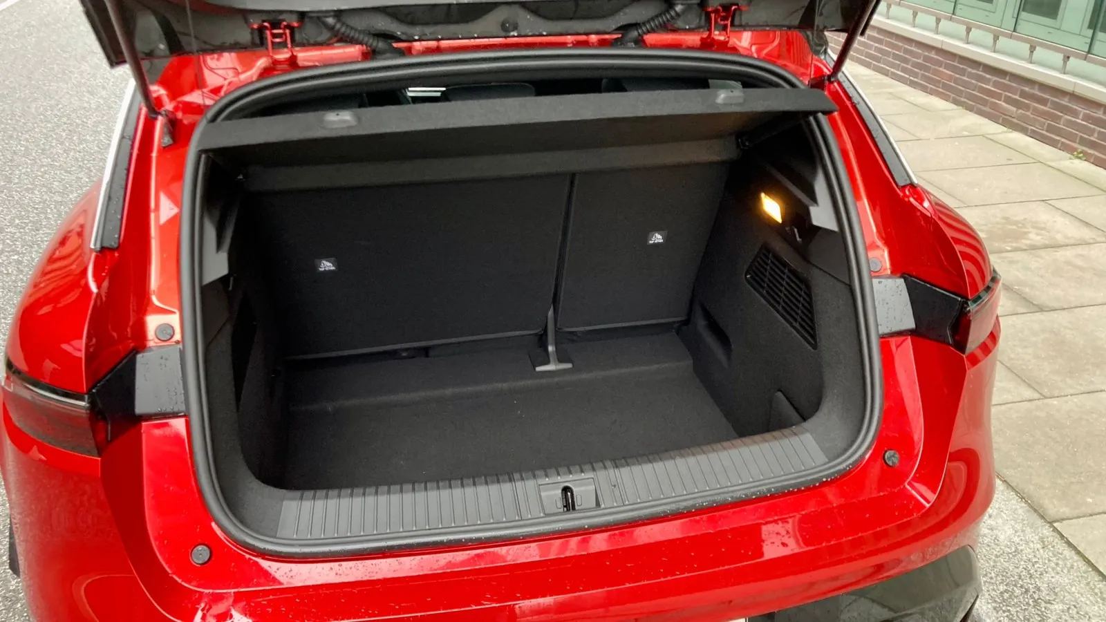 Der Kofferraum des Elektro-Megane ist geräumig, Renault gibt mindestens 440 Liter Volumen an, laut VDA sind es 389 Liter.
