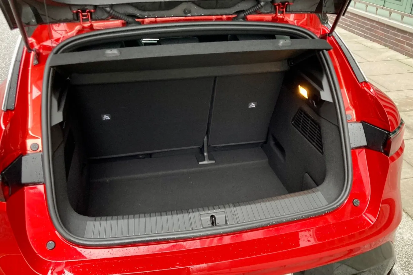 Der Kofferraum des Elektro-Megane ist geräumig, Renault gibt mindestens 440 Liter Volumen an, laut VDA sind es 389 Liter.