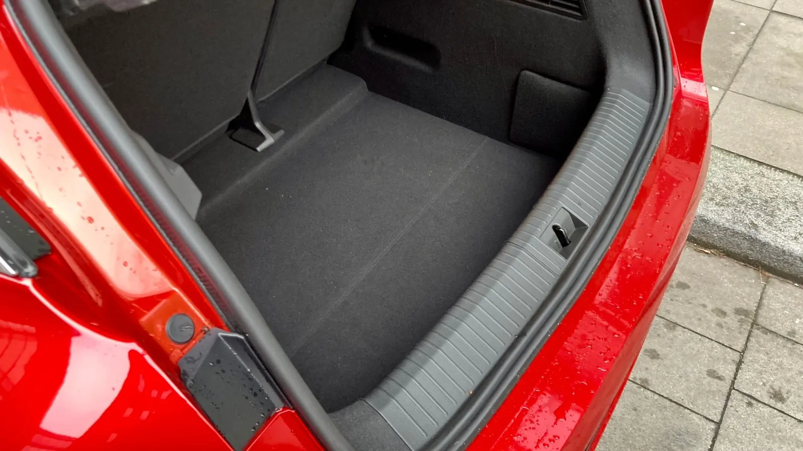Nicht so toll: Die hohe Ladekante innen und außen im Renault Megane E-Tech Electric.