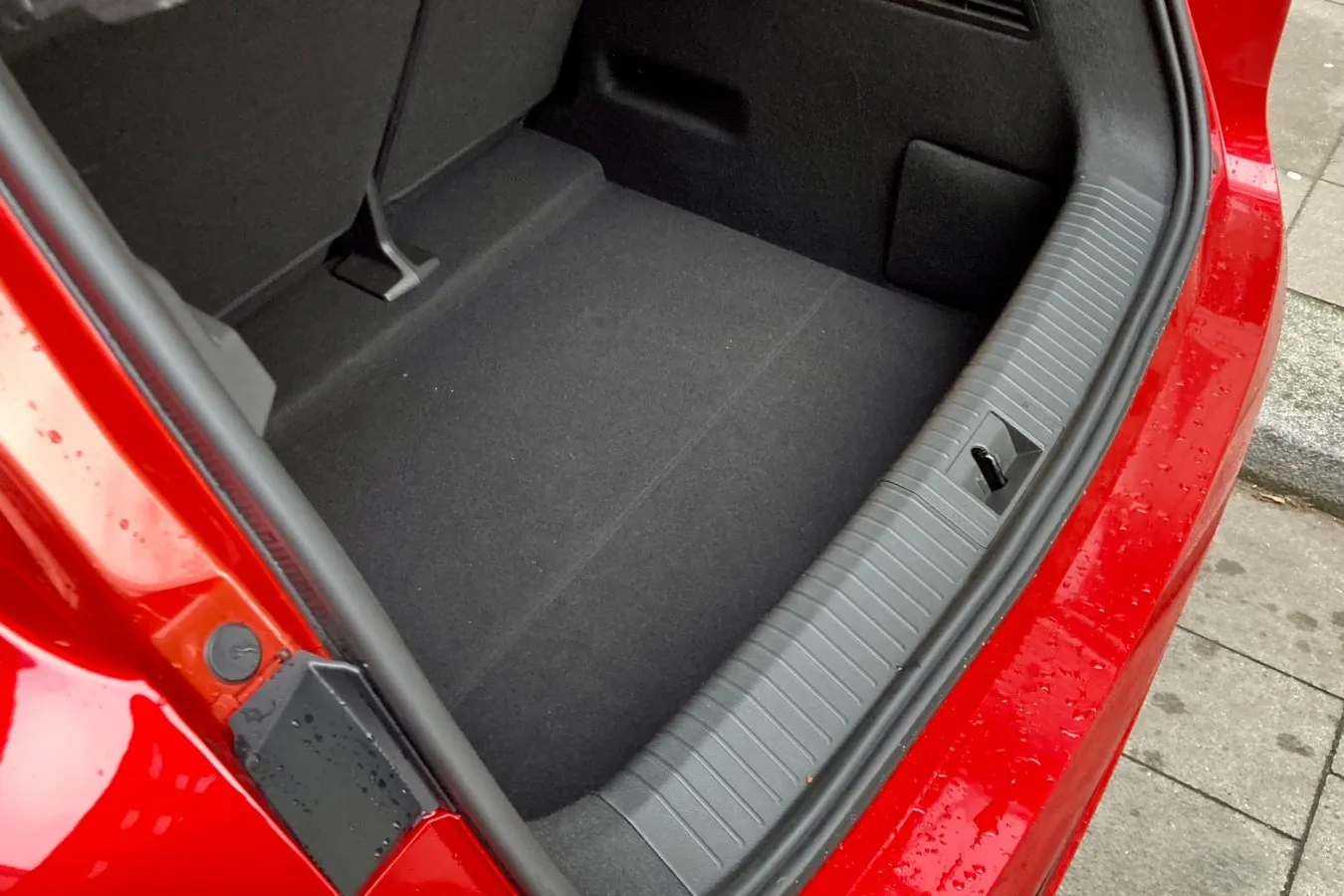 Nicht so toll: Die hohe Ladekante innen und außen im Renault Megane E-Tech Electric.