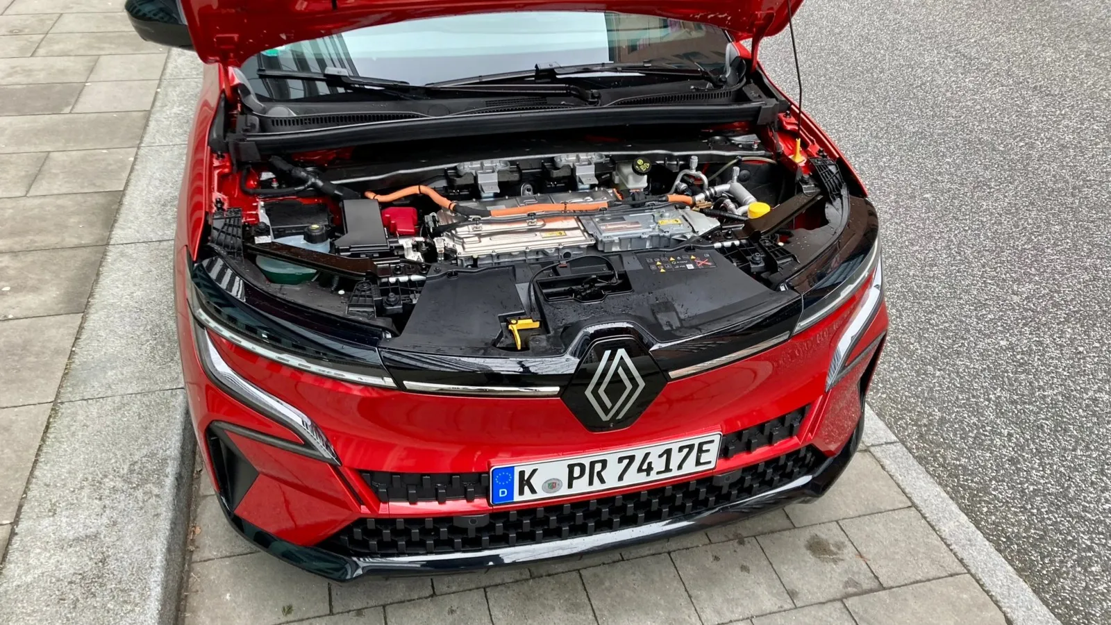 Motor und Antrieb des Renault sitzen vorn. Einen Frunk gibt es deshalb nicht.