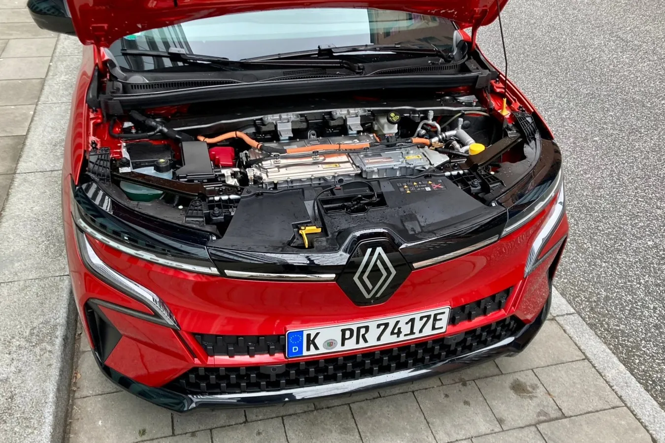Motor und Antrieb des Renault sitzen vorn. Einen Frunk gibt es deshalb nicht.