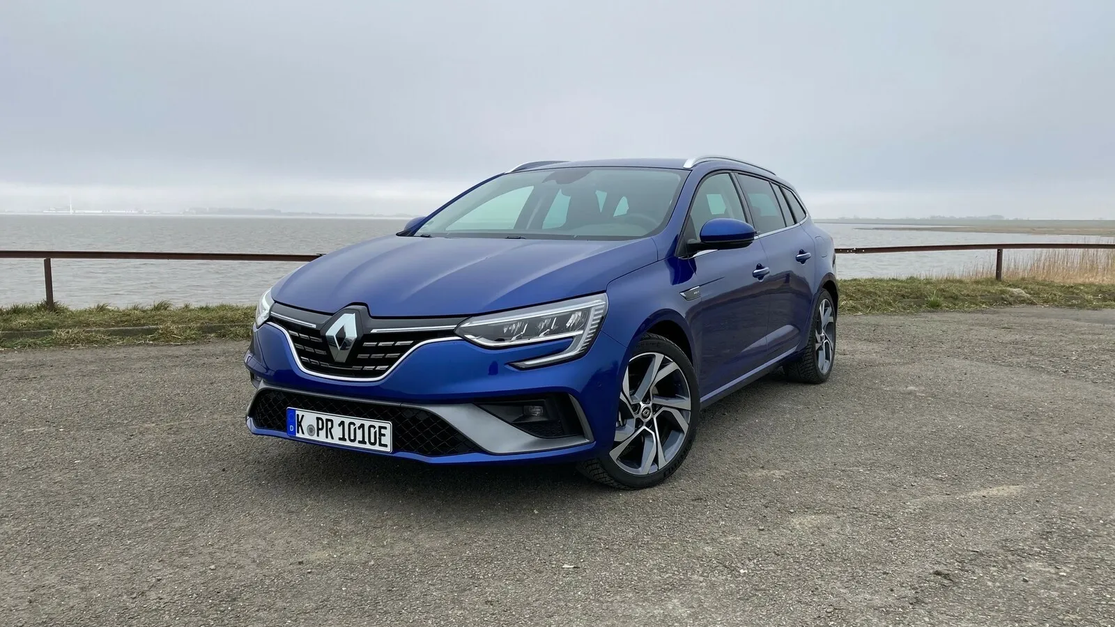 Typische Renault-LED-Tagfahrleuchten auch für den Megane Grandtour E-Tech Plug-in 160.