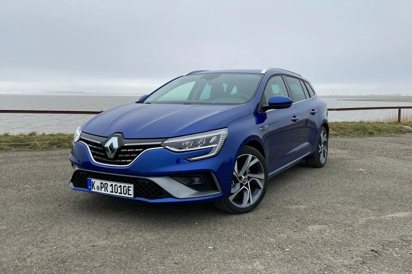 Typische Renault-LED-Tagfahrleuchten auch für den Megane Grandtour E-Tech Plug-in 160.