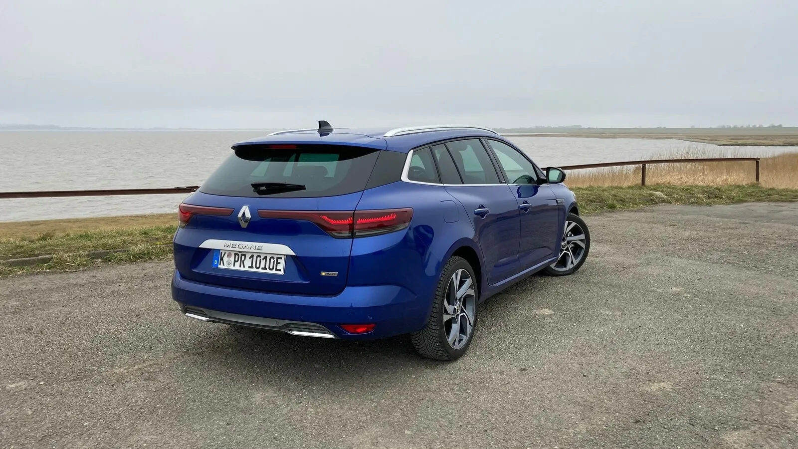 Am Heck des Megane Grandtour zieht das nur vom Renault-Logo unterbrochene Leuchtenband die Aufmerksamkeit auf sich.