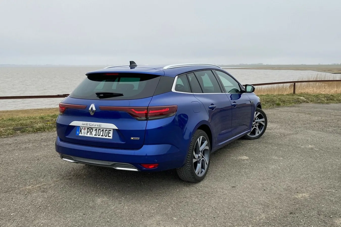 Am Heck des Megane Grandtour zieht das nur vom Renault-Logo unterbrochene Leuchtenband die Aufmerksamkeit auf sich.
