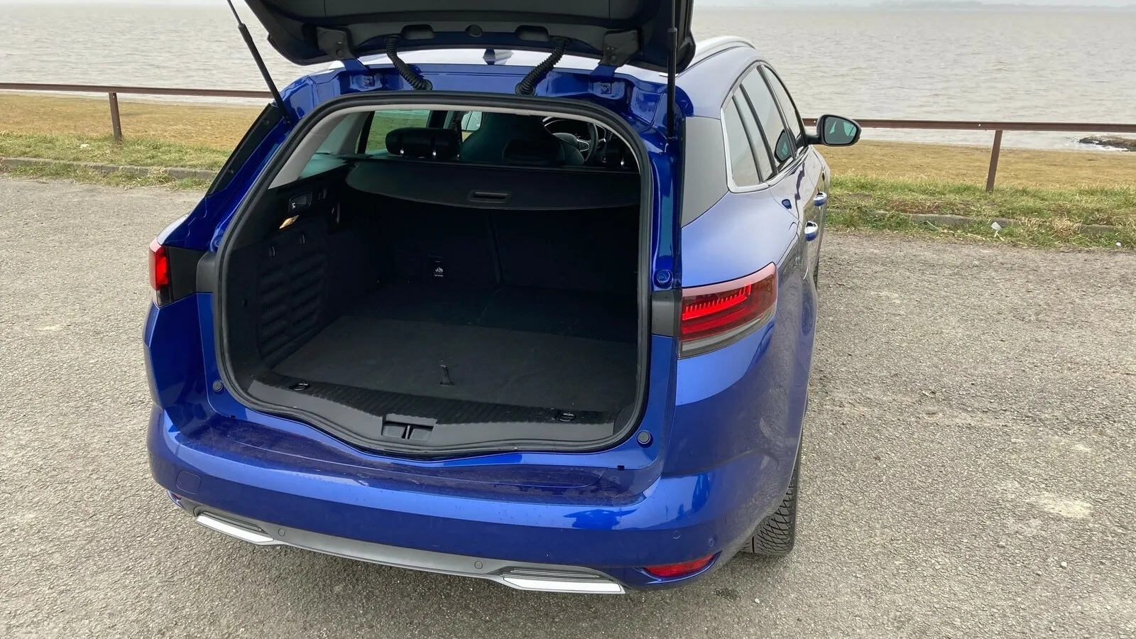 Als Plug-in-Hybrid fasst der Grandtour-Kofferraum lediglich 389 bis 1.372 Liter.