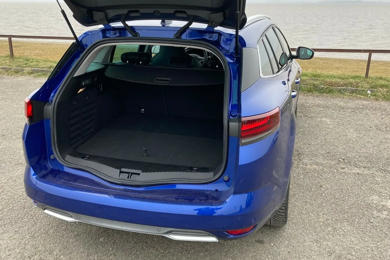 Als Plug-in-Hybrid fasst der Grandtour-Kofferraum lediglich 389 bis 1.372 Liter.