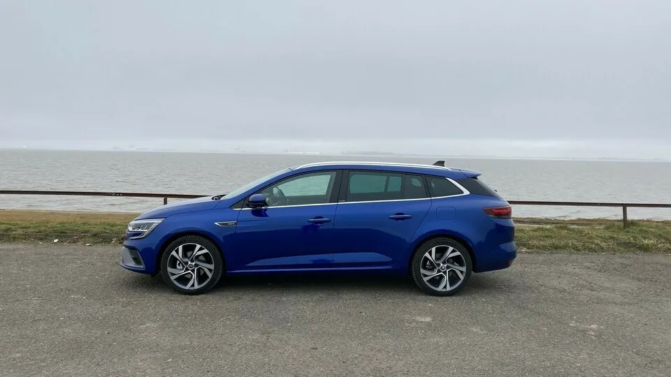 Prägnante Chromlinie und schwarze D-Säule am Renault Megane Grandtour.