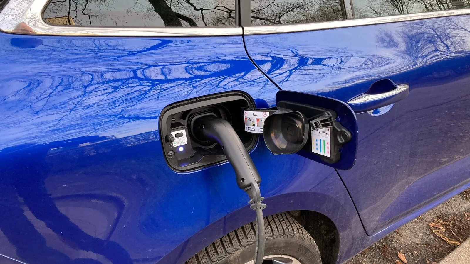 Rechts befindet sich dagegen der Ladeanschluss für den 9,8-kWh-Akku.