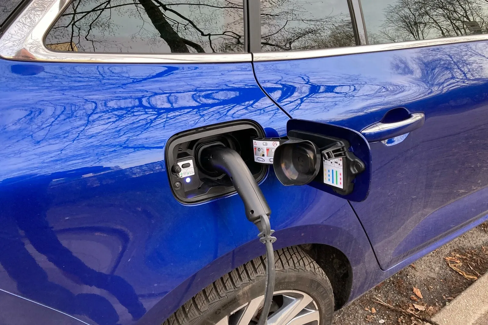 Rechts befindet sich dagegen der Ladeanschluss für den 9,8-kWh-Akku.
