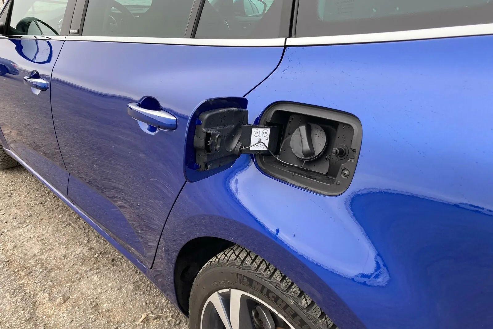 Der Einfüllstutzen für das Benzin sitzt auf der linken Fahrzeugseite.