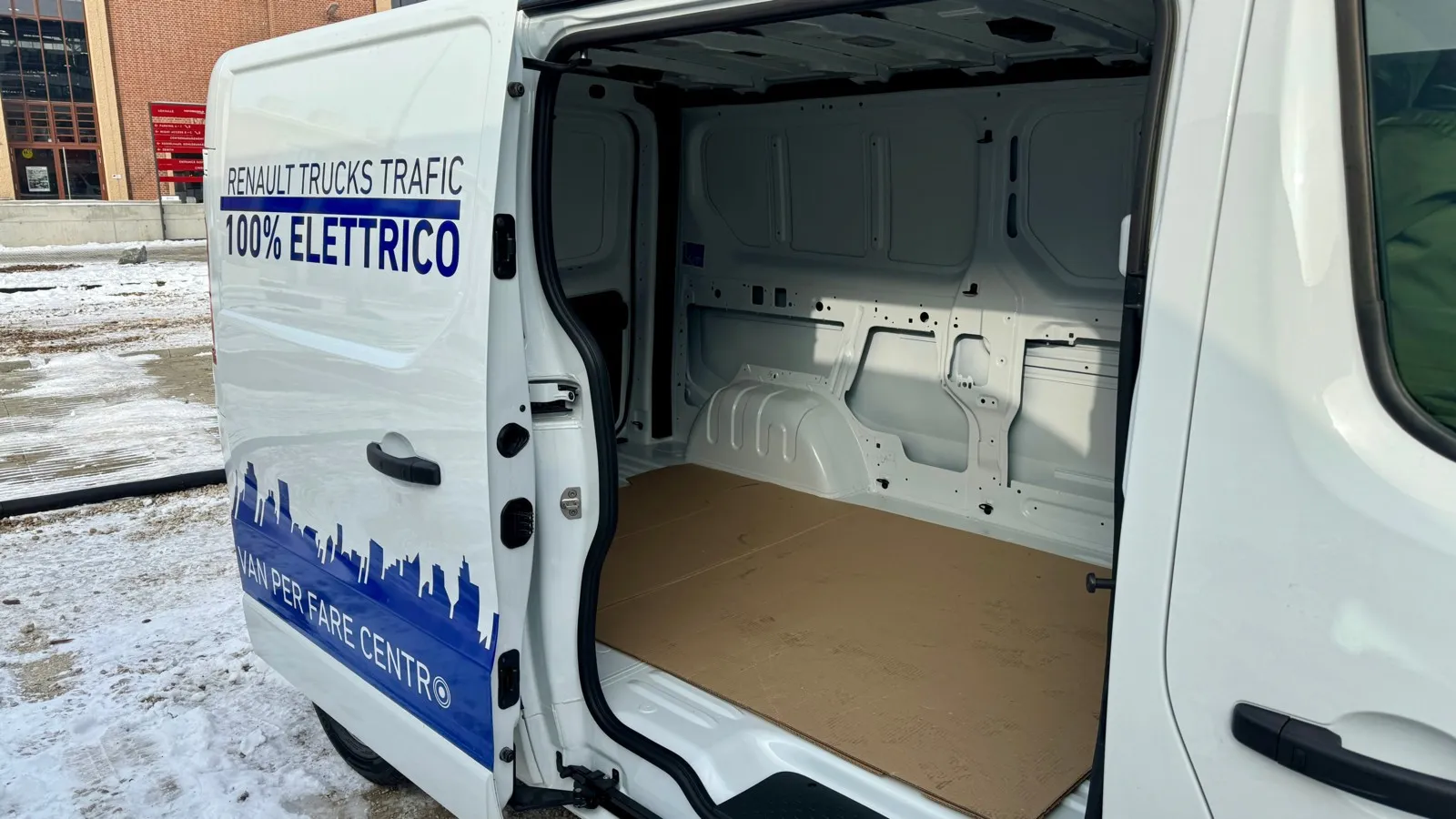 Eine Schiebetür rechts zählt beim Kasten zur Standardausstattung des vollelektrischen Renault Trafic.