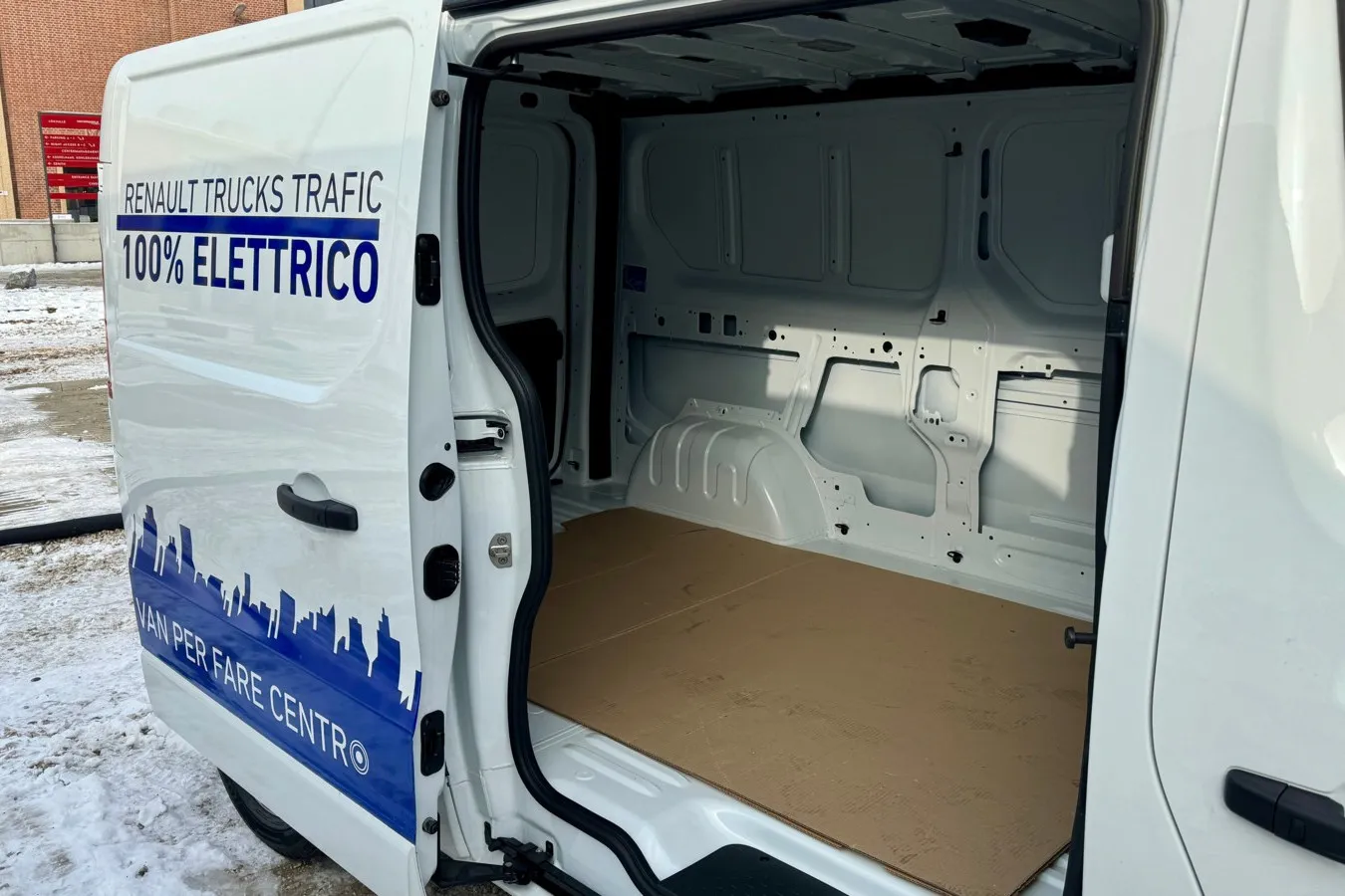 Eine Schiebetür rechts zählt beim Kasten zur Standardausstattung des vollelektrischen Renault Trafic.
